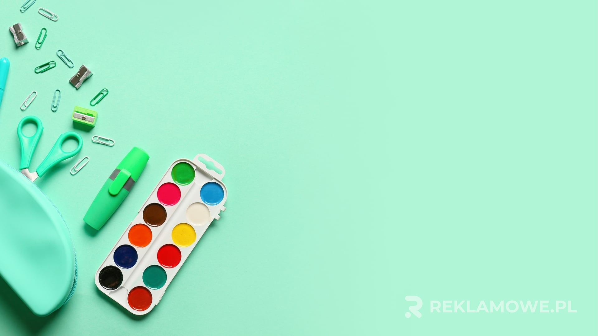 Nowoczesny piórnik reklamowy na biurku