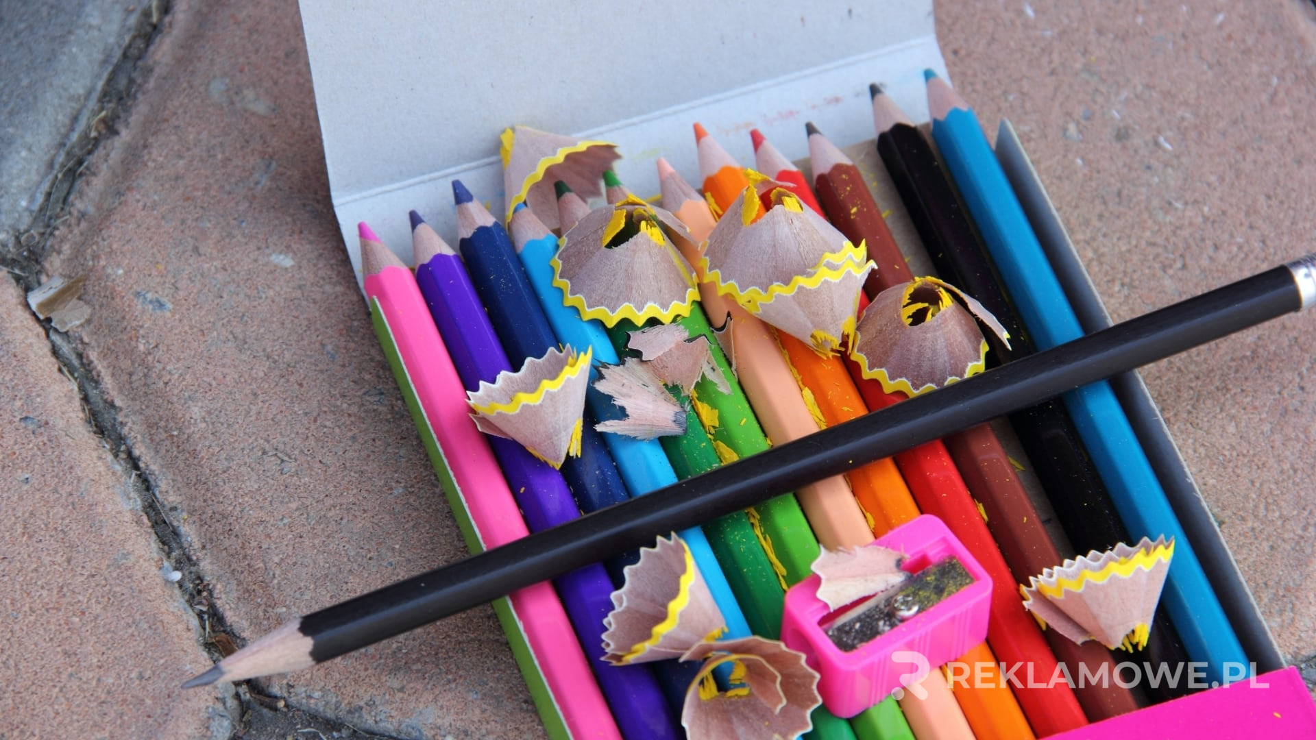 Innowacyjne piórniki reklamowe na biurku