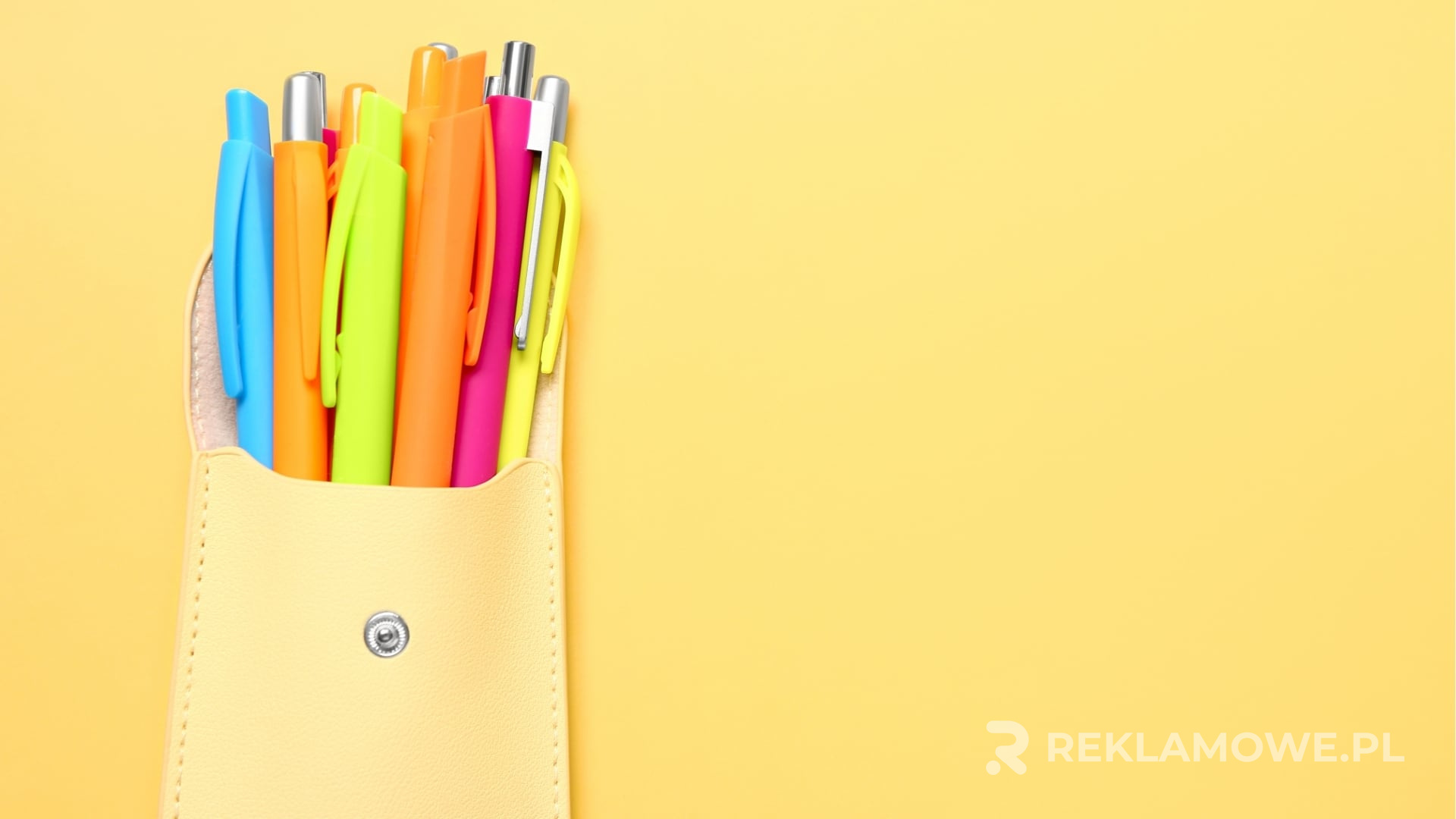 Zestaw piórników reklamowych z różnymi materiałami