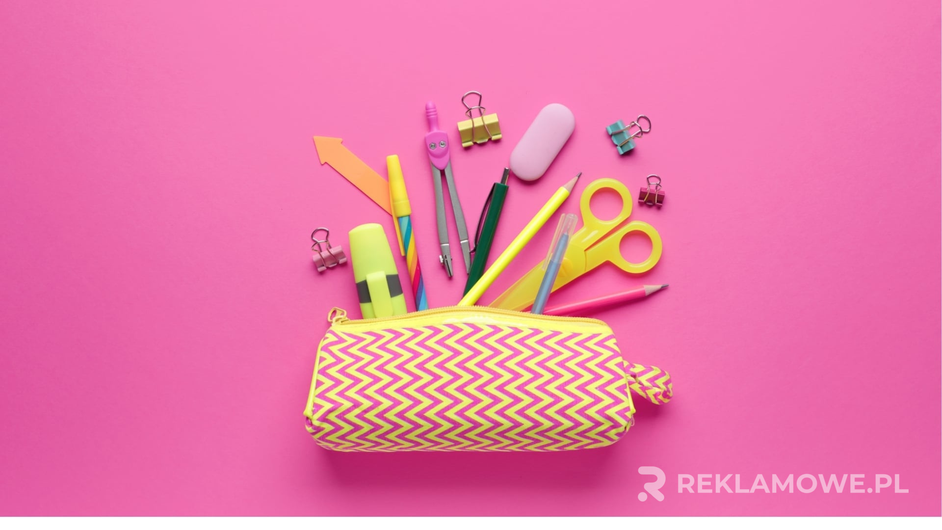 Personalizowany piórnik reklamowy na biurku