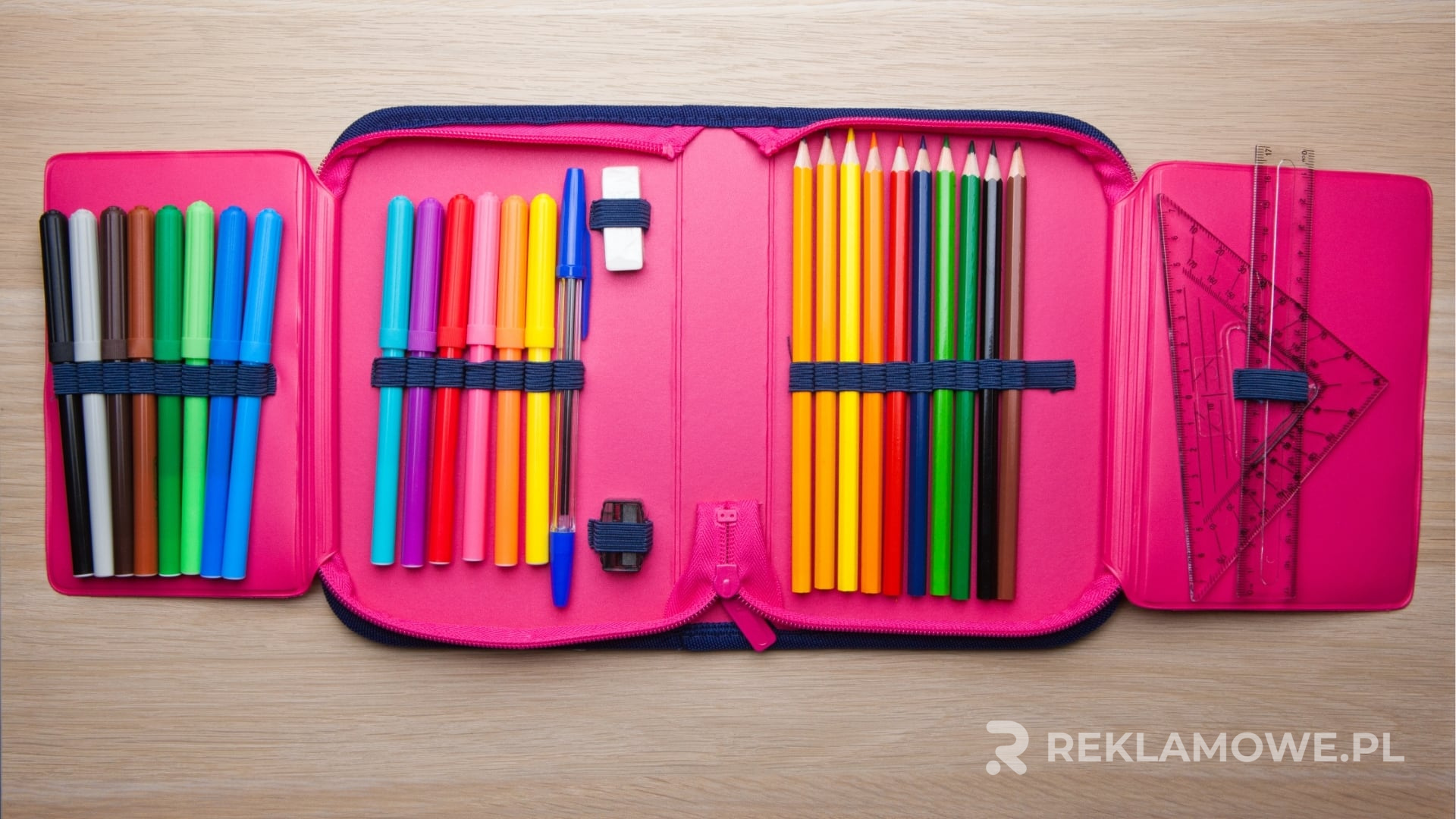 Kolorowy piórnik reklamowy na biurku