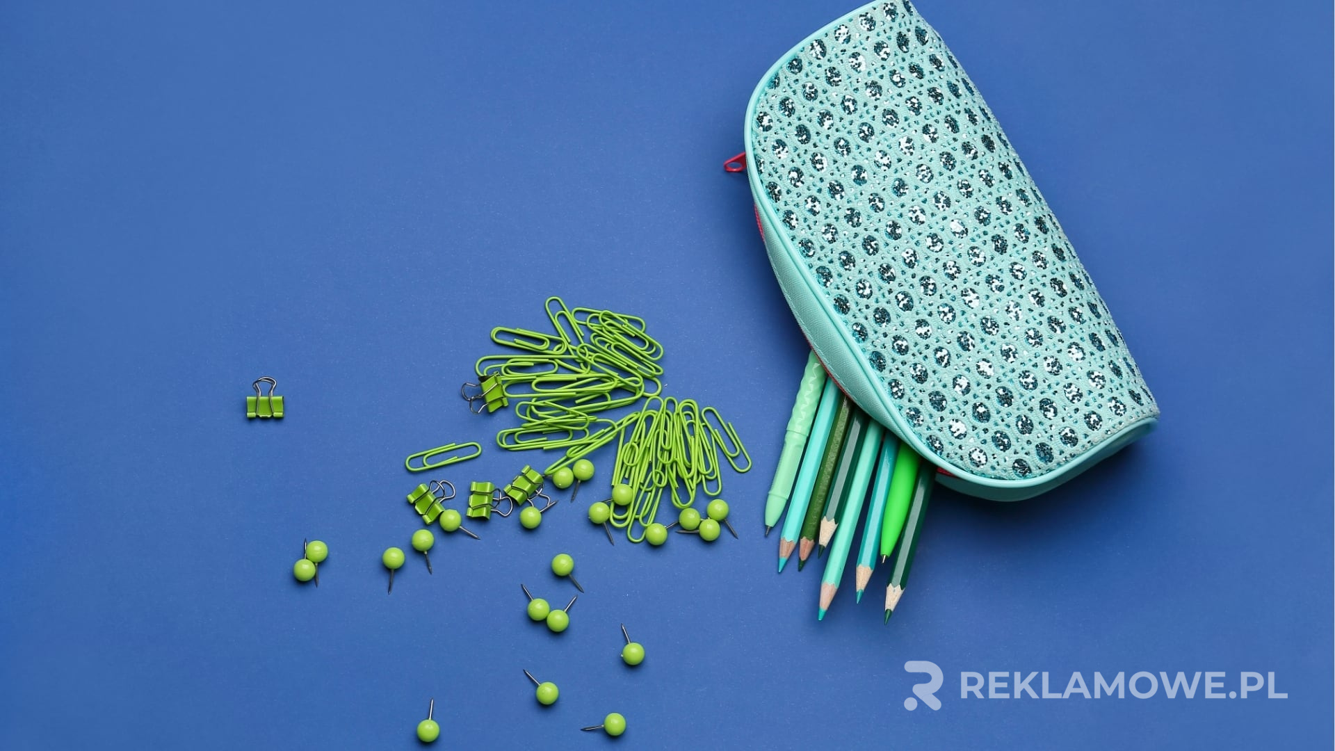 Piórnik reklamowy jako narzędzie marketingowe Piórnik reklamowy na biurku obok materiałów biurowych