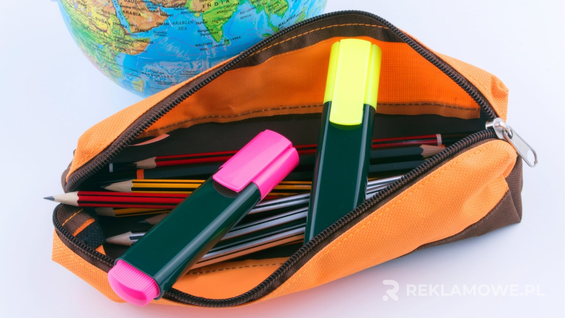 Piórnik reklamowy na stole konferencyjnym