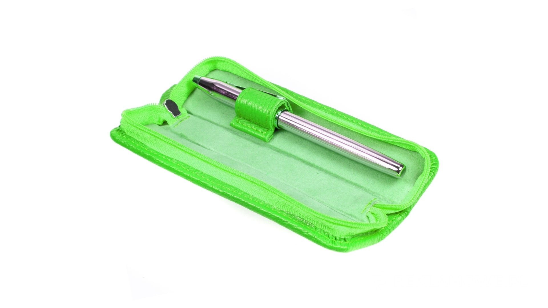 Kolorowe piórniki reklamowe w użyciu w klasie szkolnej