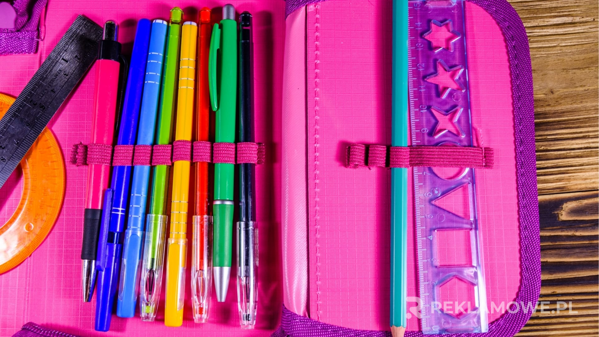 Piórnik reklamowy używany w kampanii promocyjnej