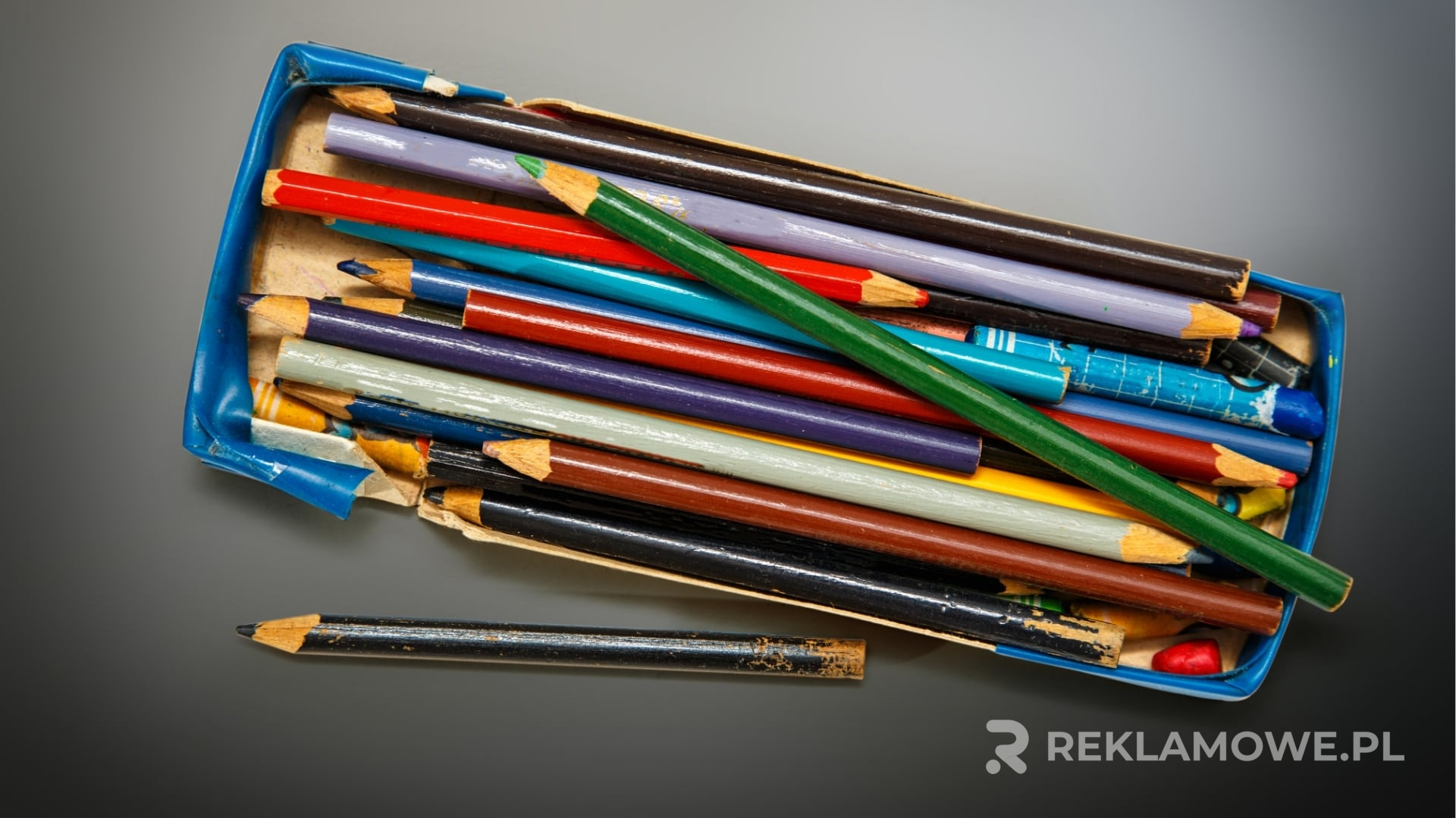 Piórnik reklamowy na biurku