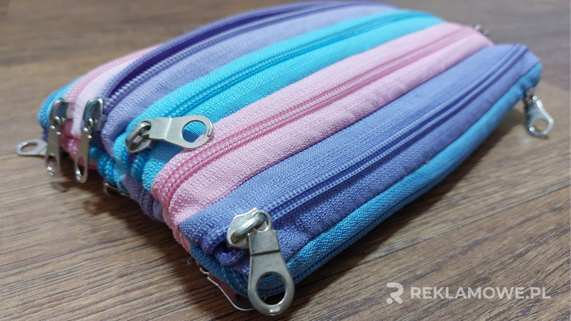 Kolorowe piórniki reklamowe na stole