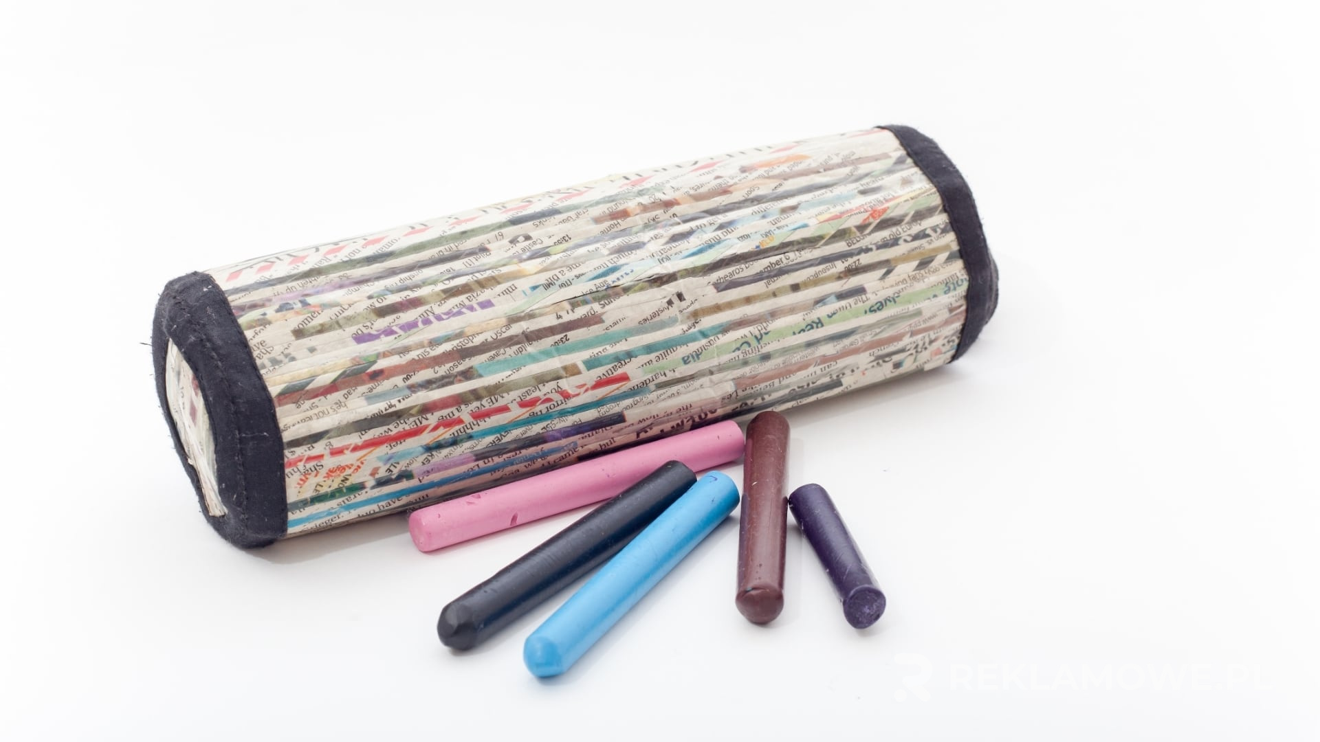 Piórniki reklamowe i inne gadżety promocyjne na stole