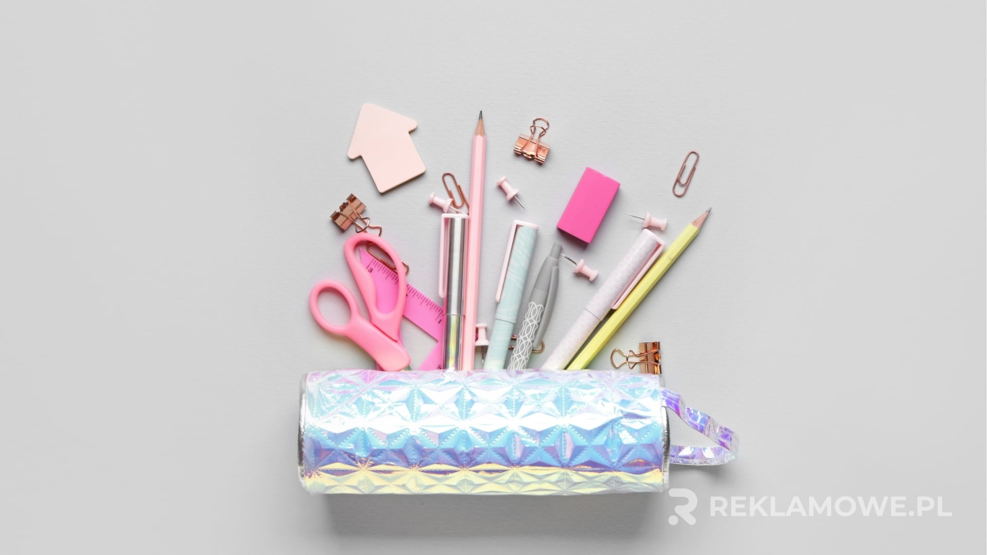 Zdjęcie piórników reklamowych używanych przez różne grupy wiekowe