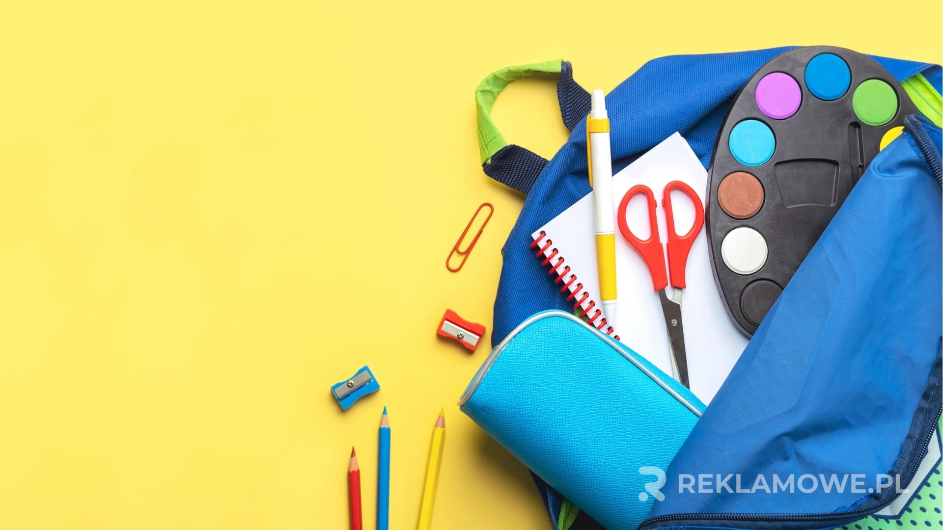 Kolorowe piórniki reklamowe na biurku