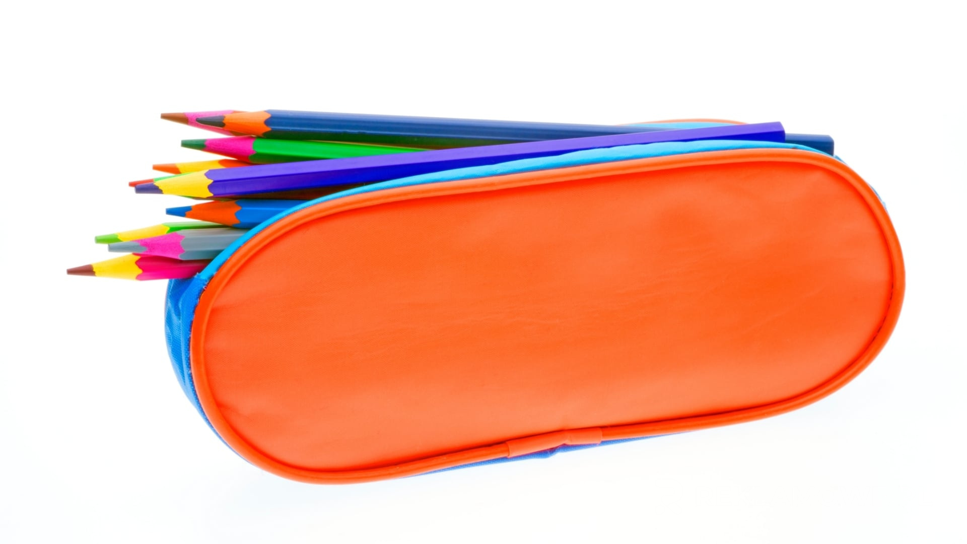 Kolorowe piórniki reklamowe na stole