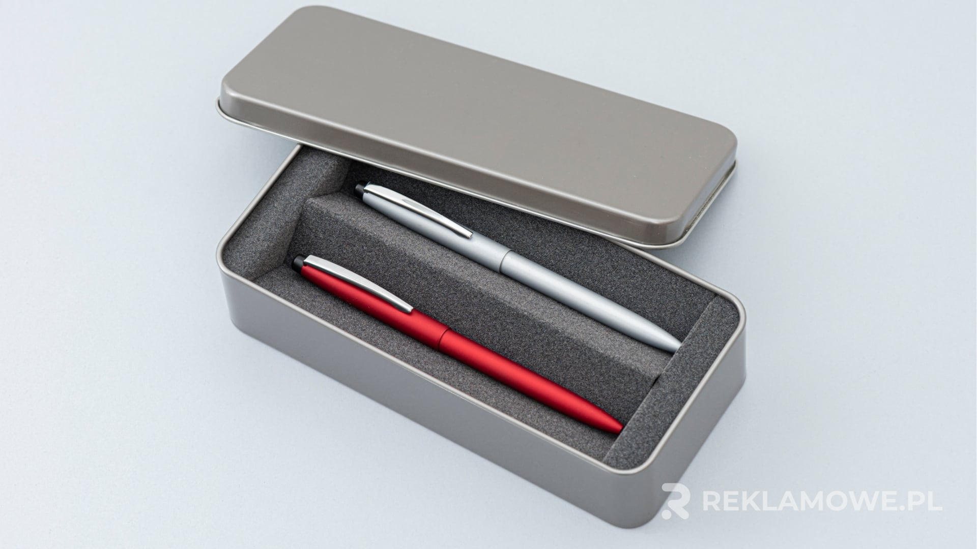 Kolorowe piórniki reklamowe dla uczniów