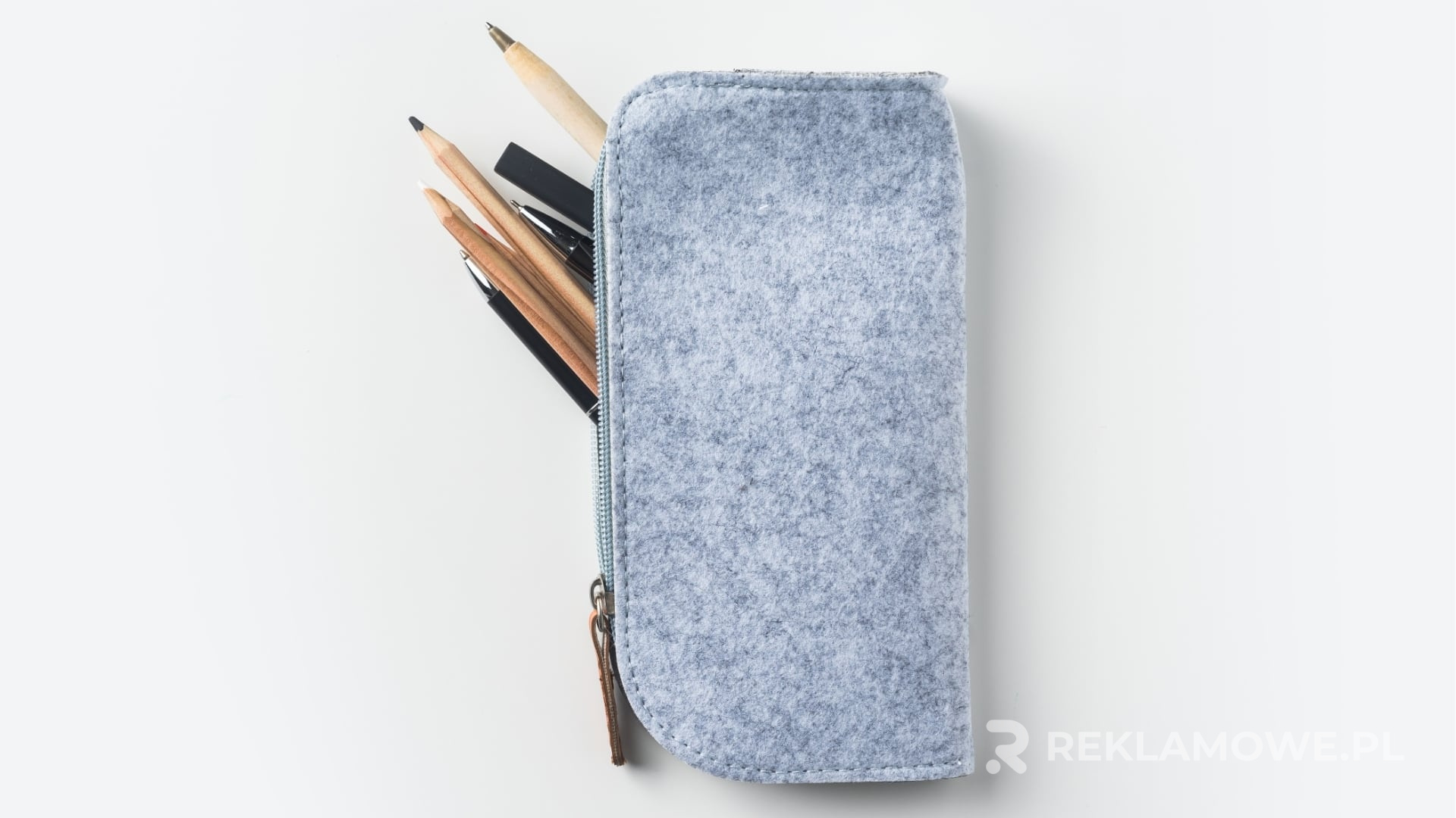 Kolorowy piórnik reklamowy na biurku