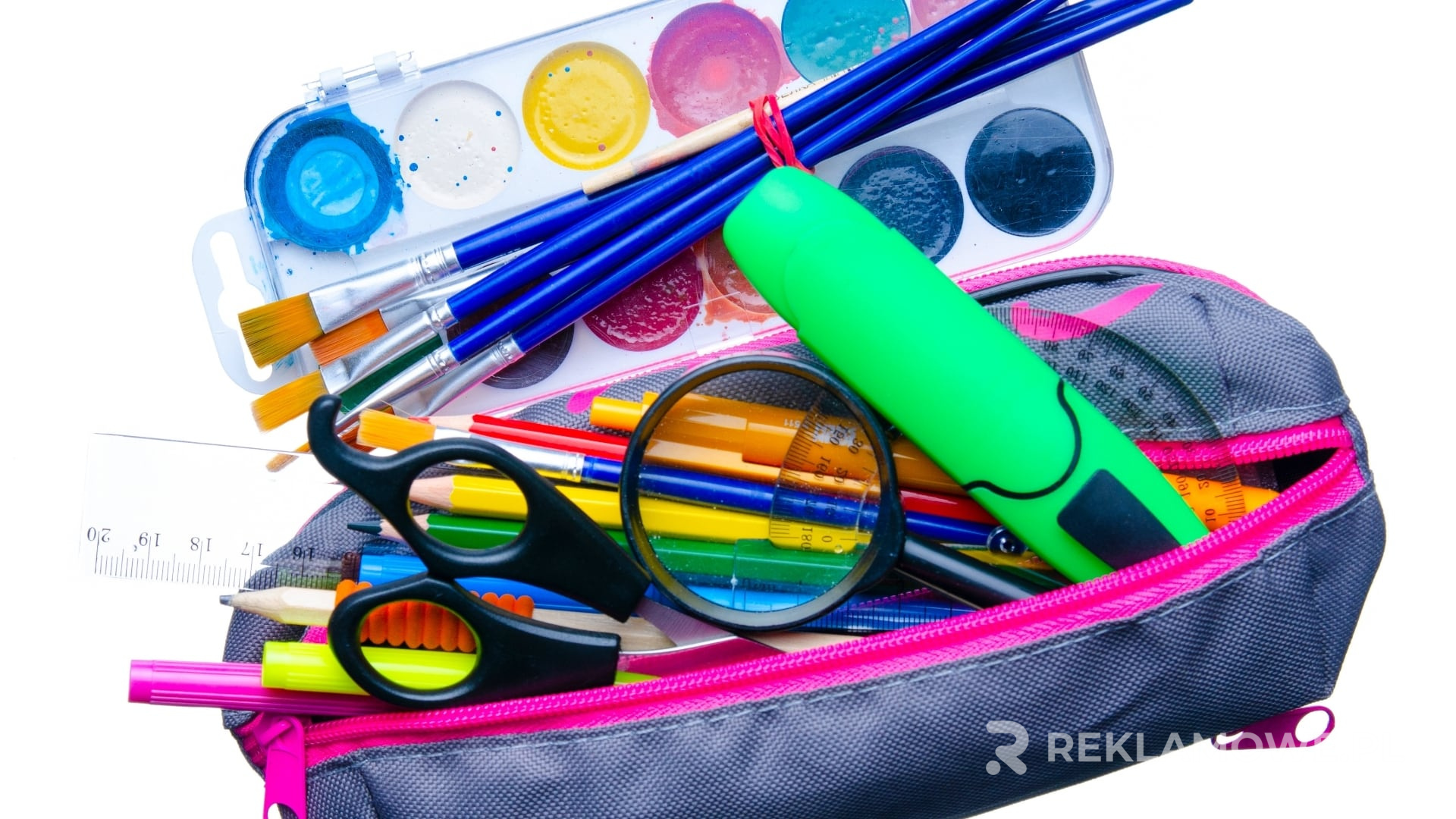 Kreatywne piórniki reklamowe na biurku